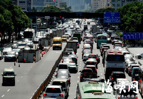 二环五四路口往琴亭桥的一个车道被占