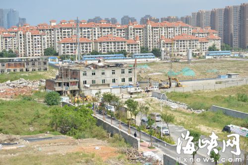 昨日开始拆除挡在路口的这栋建筑