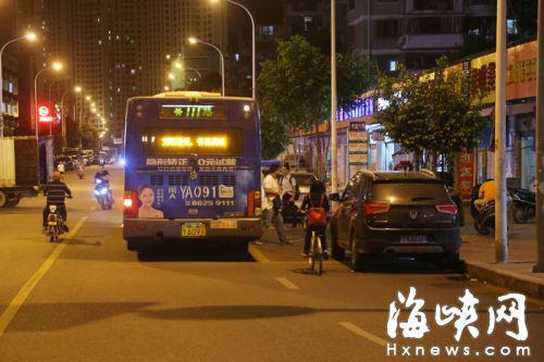 金榕北路公交站路段仅有两个车道，有小车占据了公交停靠点