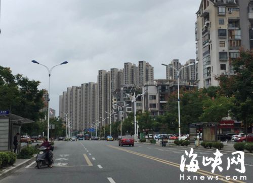 金山金桔路路面宽敞，却没设港湾式公交站