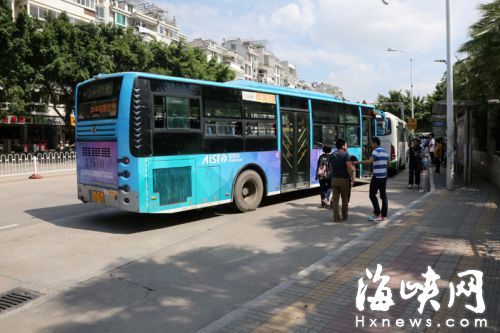 三中金山中学公交站，行人占据港湾候车，公交车无法停靠进去