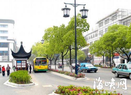 苏州有些港湾式公交站，用绿化带进行了阻隔（资料图）