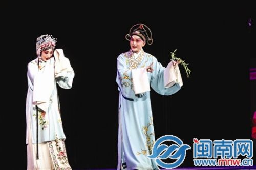 《牡丹亭》经典片段，男女主角梦中相会，让泉州戏迷看得如痴如醉