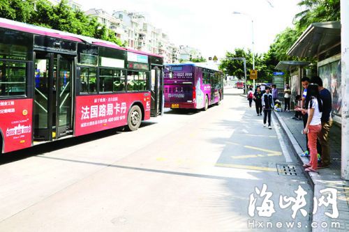 三中金山中学公交站,“港湾”内很空,司机却不进港停靠,多辆公交车停在主道堵路