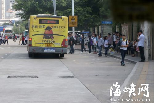 金山一港湾式公交站,高峰时段,一些乘客冲下站台,影响公交车进站