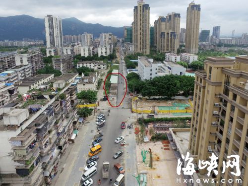 路口这排房子(画圈处)多年无法拆迁,导致新路修到这里“卡脖子”