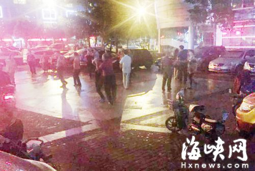 到了晚上，众人会在这个停着许多车的广场上跳舞