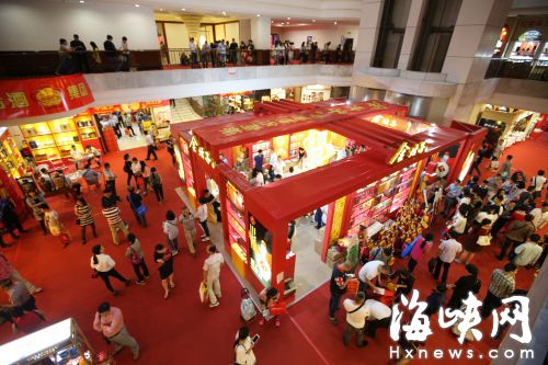 西湖宾馆的大厅被大型的展位占据