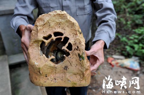 路边的音响被整个踢掉