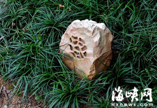 路边的音响被整个踢掉2