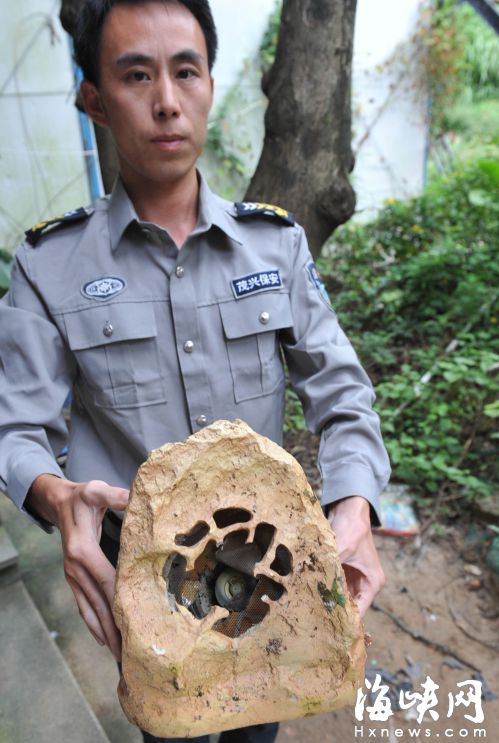 路边的音响被整个踢掉1