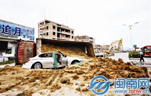 渣土车侧翻,将宝马埋在底下