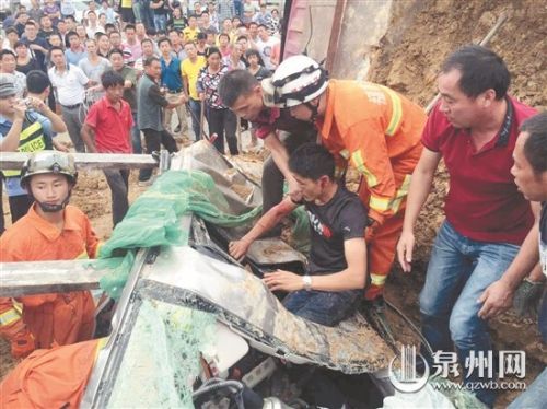 众人合力将驾驶员救出