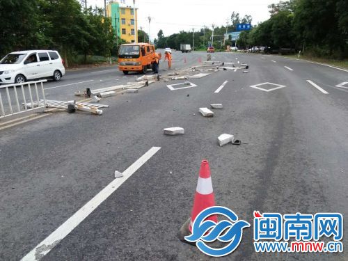 近40米长的中央隔离护栏被撞毁