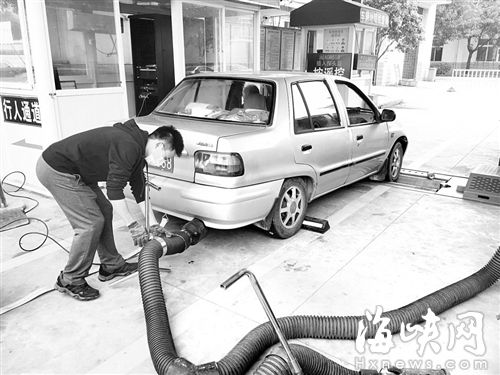 本轮简政放权，机动车环保标志和安检标志合二为一，但为了保护大气环境，尾气检测更加严格了