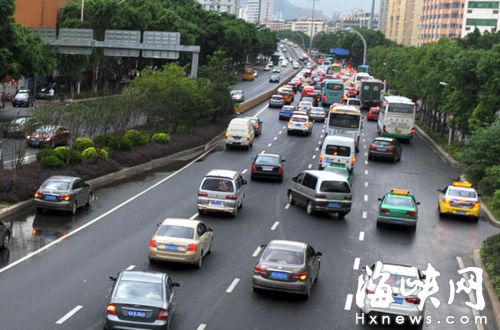 车子随意变道是造成拥堵的重要原因之一（摄于福州二环路）