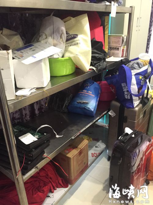 客人的行李被堆放在行李房