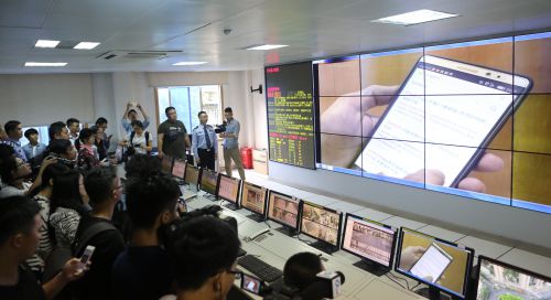 人像识别机通过街头摄像头拍摄，经电脑实时比对，及时发出提醒