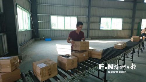 由“一带一路”通道进境的奶粉正在进行检验。 通讯员何鋆棽 摄