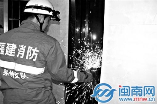 消防官兵正在破拆浴室的铁门