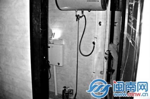 消防官兵破门后发现浴室漏电