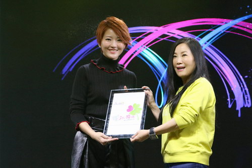 蔡淳佳助力慈善晚宴 倾情献唱《依恋》《暖色