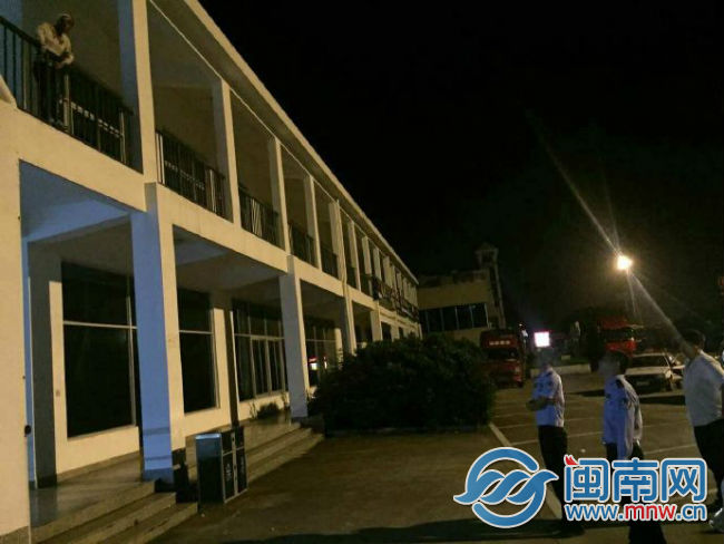 民警安抚男子情绪，试图联系其亲友