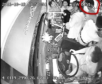 戴眼镜的男乘客（画圈处）丢失手机后，求助司机
