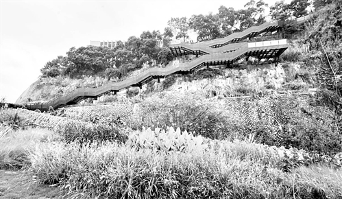 福道在山间蜿蜒