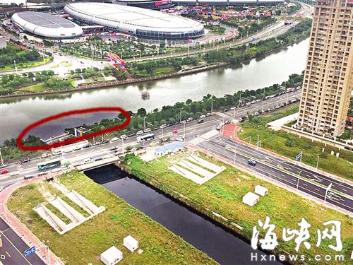 牛浦河与浦下河相连，黑水流入浦下河（画圈处）