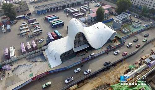 郑州又现奇葩建筑 顶部凹凸不一