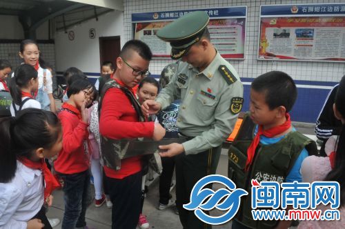 蚶江邊防所警官與小朋友互動(dòng)