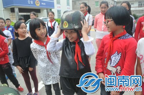 小朋友在活動(dòng)現(xiàn)場玩得挺開心