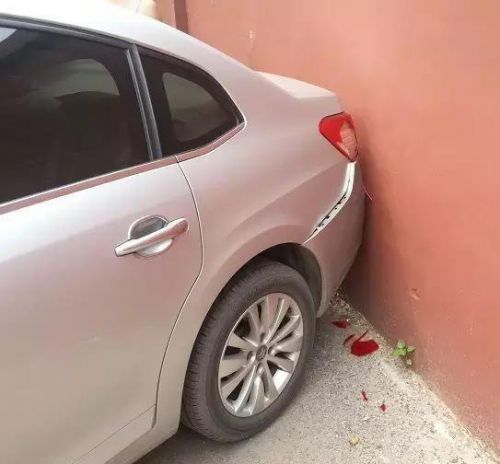 车子出了小事故 是报保险还是私了划算?