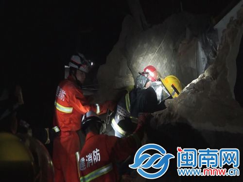 消防人员从房屋后侧开辟救生通道