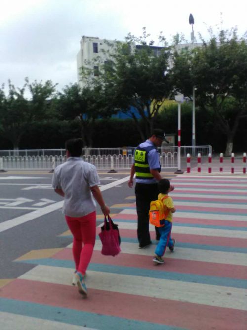 民警護送學生過馬路.jpg