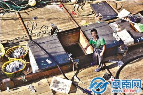 事發(fā)漁船船艙，4人先后進入后暈倒，船員展開救援