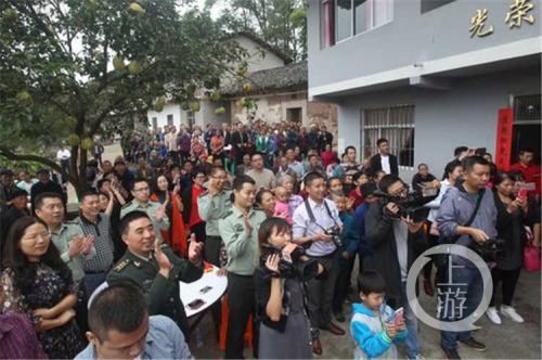25日清晨,忠县双桂镇石宝村,家家户户都起得很早,大伙乐呵呵地