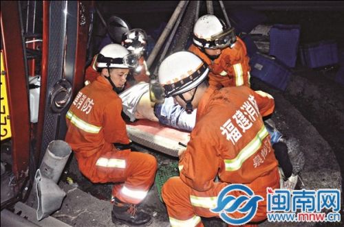 侧翻事故中，伤者被救出
