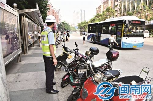 不少电动车直接把车停在公交停靠站