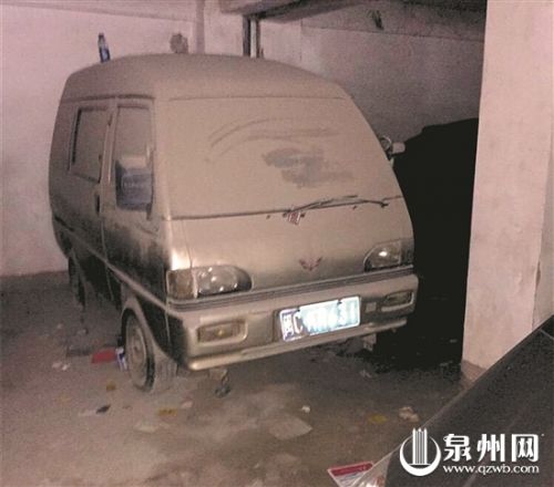 轮胎瘪气车身破败 僵尸车长期霸道 停车位盼'复活'