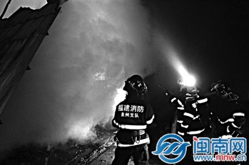 消防官兵在控制火势