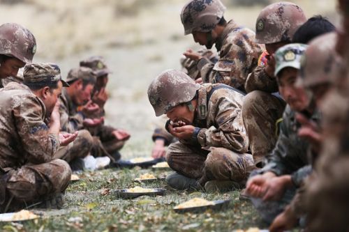 民兵骑兵连战士训练完在吃抓饭 (2)（张村城 摄）1