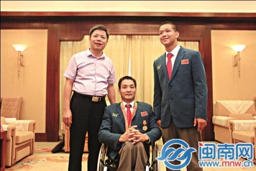 漳州市政府党组成员陈水树与李庭申（中）、张梁麟（右）合影