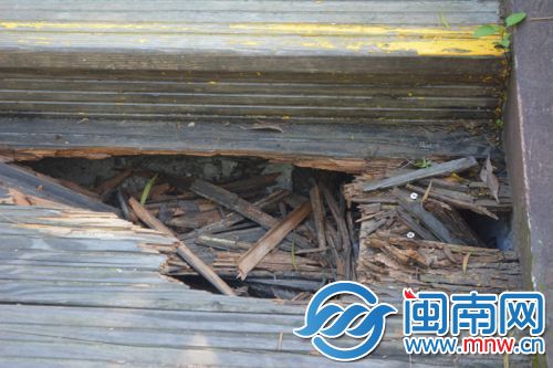 木板破损现窟窿，铁钉裸露。
