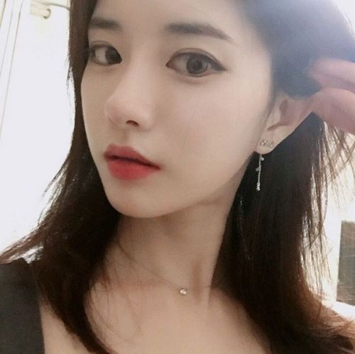 网络主播大尺度表演卖黄片 靠露胸露屁股吸引