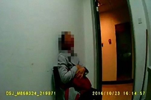 女子被自己丑哭 地铁里痛哭用头撞击墙面（图）