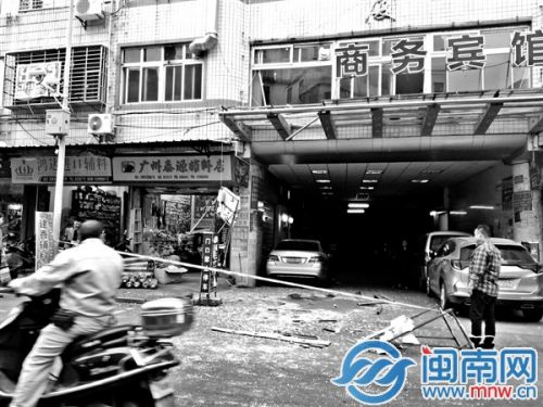 事發(fā)現(xiàn)場(chǎng)，一個(gè)玻璃棚被砸得粉碎