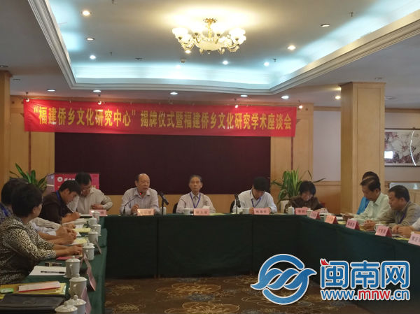 1478242483166088482.jpg 现场举行座谈会.jpg