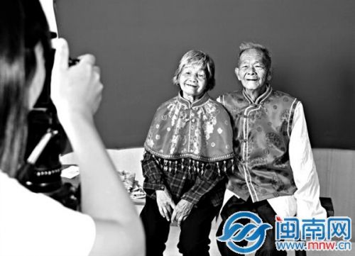 老两口花了20块钱租了新人装，乐呵呵拍结婚照